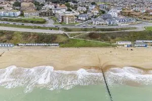 Beach Front Getaway - Luxury Apt with Large Garden - Southbourne