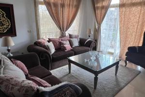 3 bedroom apt excellent location near to malls