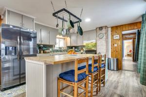 Great for Groups! Spacious Wilton Getaway w Deck