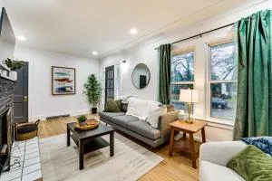 Dog-Friendly Pleasant Ridge Home 13 Mi to Detroit - Hazel Park