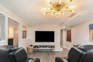 ATLAS - Whole House - 5BR 2BA - Hot Tub - Game Rooms - Theater - Fenced Backyard