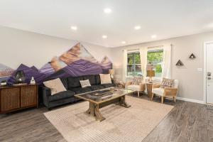 ATLAS - Whole House - 5BR 2BA - Hot Tub - Game Rooms - Theater - Fenced Backyard