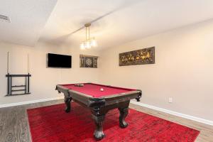 ATLAS - Whole House - 5BR 2BA - Hot Tub - Game Rooms - Theater - Fenced Backyard