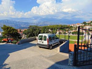 Apartments with a parking space Postira, Brac - 22150