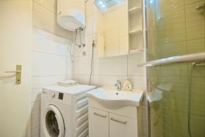 Apartments with parking spaces Postira, Brac - 22150