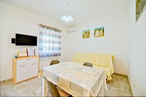 Apartments with parking spaces Postira, Brac - 22150