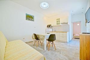 Apartments with parking spaces Postira, Brac - 22150