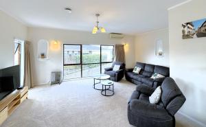 Spacious retreat with Mountain View