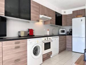 Duplex ensoleillé avec terrasse, 5 couchages, proche plage, parking inclus - Le Lavandou - FR-1-251-565