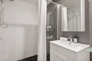 South Brisbane One Bedroom Apartment