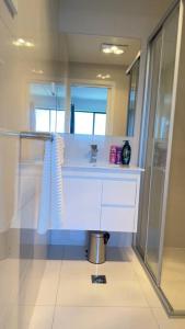 Stylish modern 2 BR in Lawson