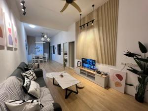 DeMUJI 4BR 10PAX 3Min to ECM KCM, PS4