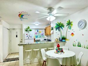 WAIKIKI 2 BEDROOMS, 1 BATH, FREE PARKING, SLEEP 6