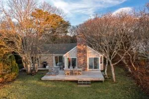 Private Beach Waterfront Oak-Bluffs Family Cottage - Lobsterville