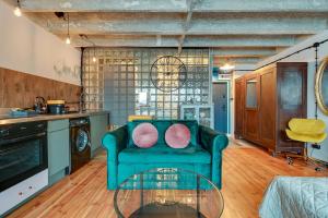 Cats & Crafts Loft by Downtown Apartments