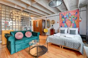 Cats & Crafts Loft by Downtown Apartments