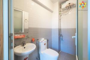 Phòng Gia đình Nhìn ra Vườn (Family Room with Garden View)