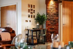 Pigeon House - Unique Barn with private garden, hot tub and wood burner