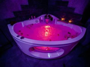 APARTAMENT NEON JACUZZI W RYNKU KIELCE z Parkingiem-Możliwosć wyżywienia