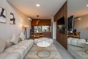 4 mins to beachFinnsAtlas - New LUXE Pool Loft