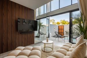 4 mins to beachFinnsAtlas - New LUXE Pool Loft