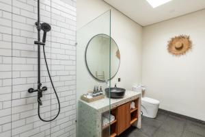 8 Min to Beach NEW Luxe Villa wCinema + Pool