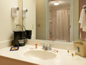 Deluxe King Room  with Spa Bath- Smoking room in Super 8 by Wyndham Jackson/North