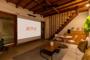 90 SECS TO BEACH - New Pool Loft WCinema+Netflix