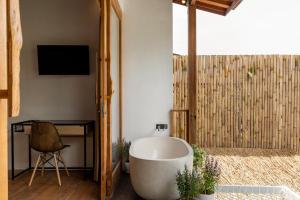 90 SECS TO BEACH - New Pool Loft WCinema+Netflix