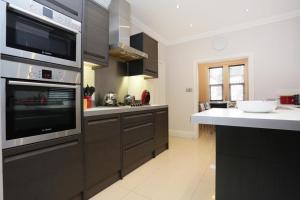 PEMBROKE by BOURNECOAST - A Large Six Bedroom Holiday Home Near the Sandy Beaches and Shops - HB8380