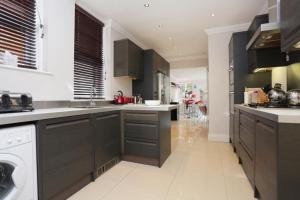 PEMBROKE by BOURNECOAST - A Large Six Bedroom Holiday Home Near the Sandy Beaches and Shops - HB8380