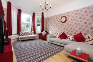 PEMBROKE by BOURNECOAST - A Large Six Bedroom Holiday Home Near the Sandy Beaches and Shops - HB8380