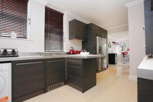 PEMBROKE by BOURNECOAST - A Large Six Bedroom Holiday Home Near the Sandy Beaches and Shops - HB8380