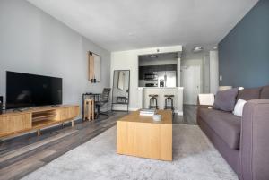 Gold Coast 1br w gym lounge 1 block to L CHI-800
