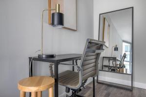 Gold Coast 1br w gym lounge 1 block to L CHI-800