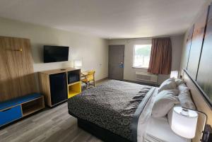 King Room - Non-Smoking room in Days Inn Windcrest by Wyndham San Antonio