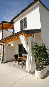 Casa Mira Apartments