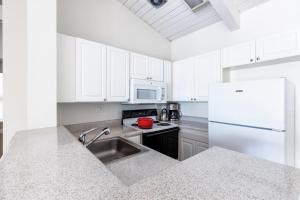 Culver City 2BR w Gym Pool nr shops LAX-329