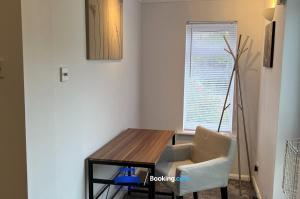 3 Bedroom Cosy Bungalow By Beds Away Short Lets & Serviced Accommodation Chalgrove With Outdoor Dining Area