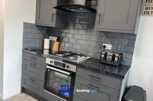 3 Bedroom Cosy Bungalow By Beds Away Short Lets & Serviced Accommodation Chalgrove With Outdoor Dining Area