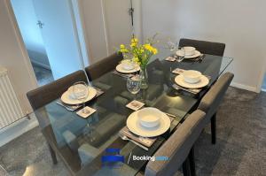 3 Bedroom Cosy Bungalow By Beds Away Short Lets & Serviced Accommodation Chalgrove With Outdoor Dining Area