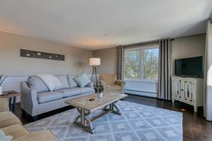 2BR Condo Downtown SWH w Ocean Views [Driftwood]