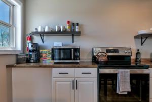 2BR Condo Downtown SWH w Ocean Views [Driftwood]