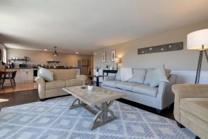 2BR Condo Downtown SWH w Ocean Views [Driftwood]