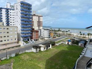 Ape aconchegante a 50m da Praia Tupi Wi-Fi, Smart TV e enxoval completo