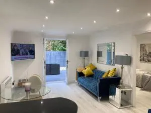Hertford fabulous 2 bed garden apartment - 韦尔