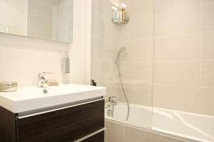 PARIS SOUS LES TOITS