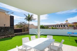 Holiday House 100m away from Ocean EBV10