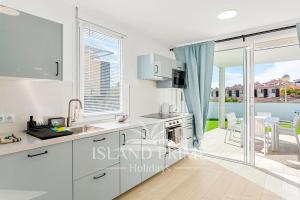 Holiday House 100m away from Ocean EBV10