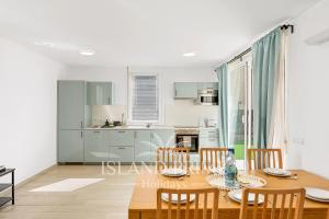 3x Bedroom Holiday House 100m from Ocean EBV10